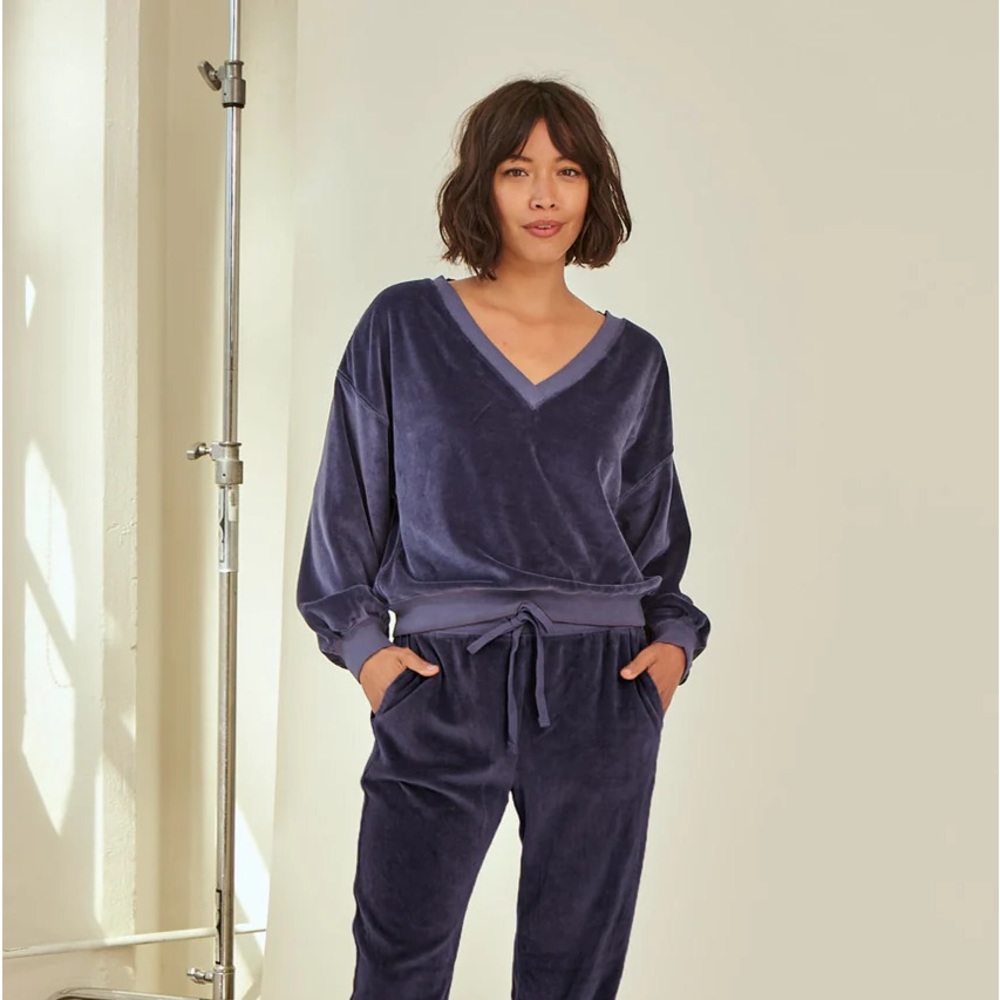 AMO velour v-neck NWT